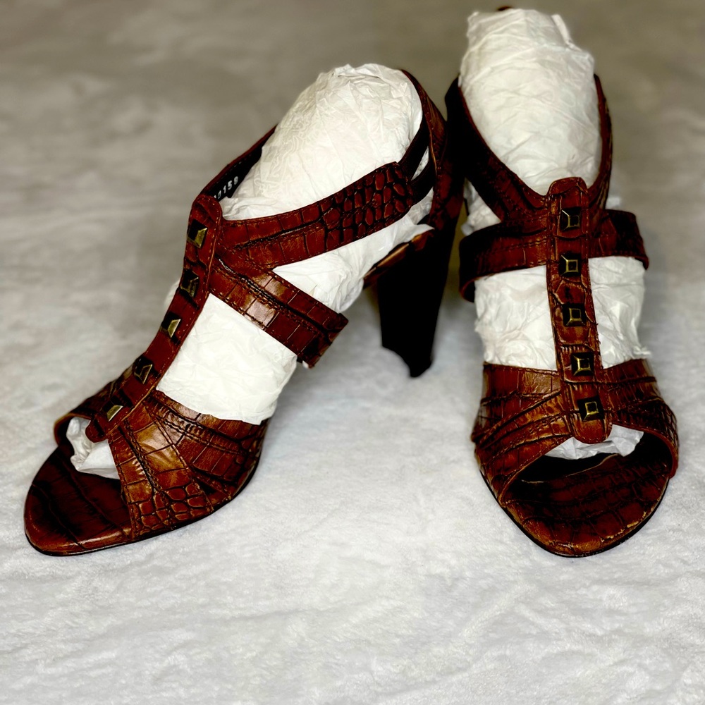 SZ 8.5 Stuart Weitzman Brown Leather Sandal